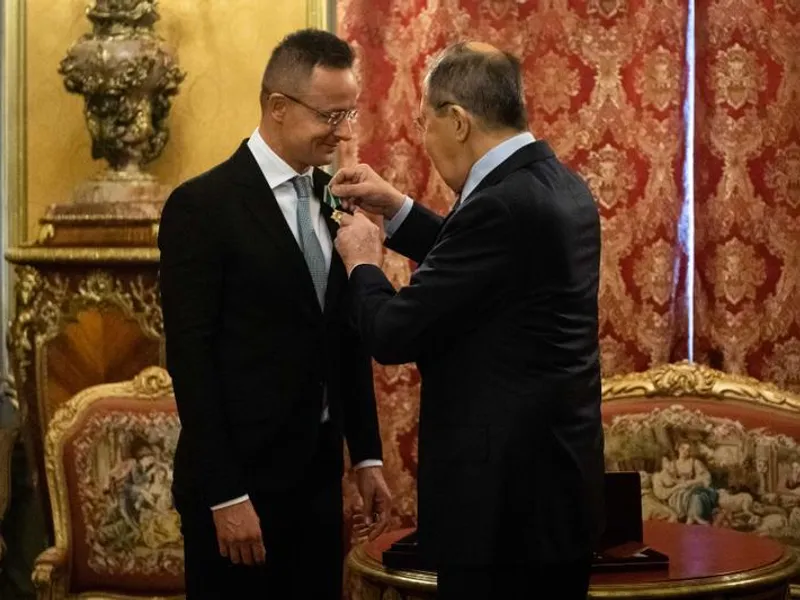 Ministrul de Externe ungar Peter Szijjarto, a fost decorat cu „Ordinul Prieteniei” de către omologul său rus, Serghei Lavrov-  Foto: hungarytoday.hu