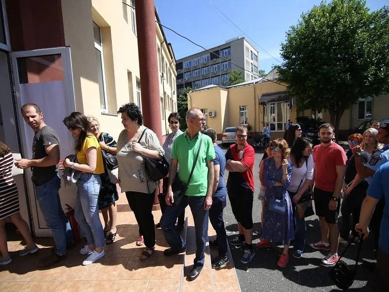 Coadă la una dintre secțiile de vot din București. FOTO: Inquam Photos / George Călin