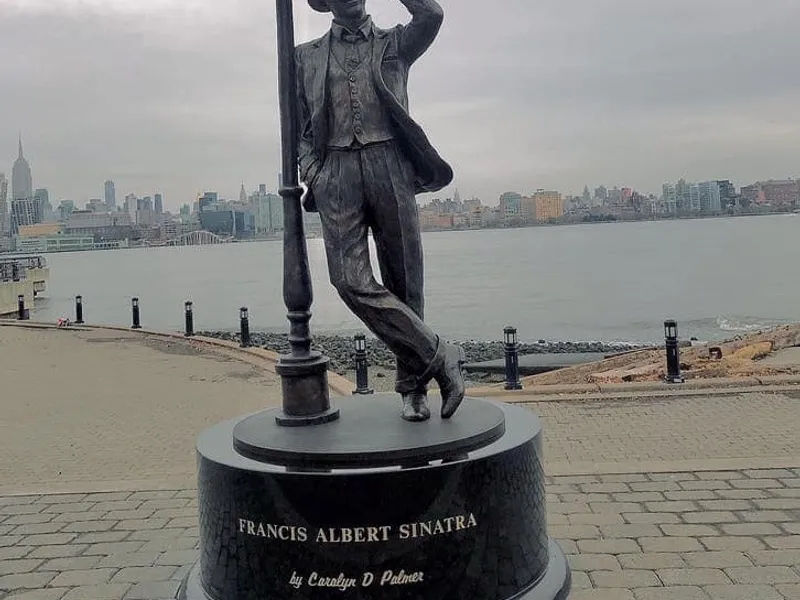 Statuia de bronz din Hoboken. FOTO: facebook