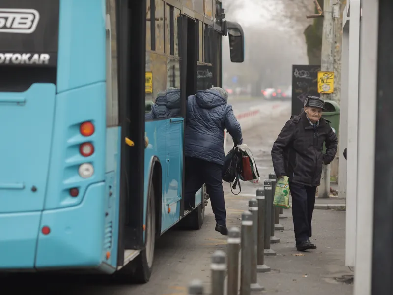 Cine are acces gratuit în tramvaie și autobuze? Aceste persoane pot urca și cu câinii - INQUAM Photos / George Călin