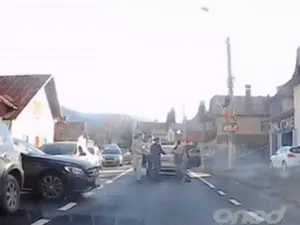 Bătaie în trafic pe DN1, în mijlocul aglomerației de mașini de pe Valea Prahovei