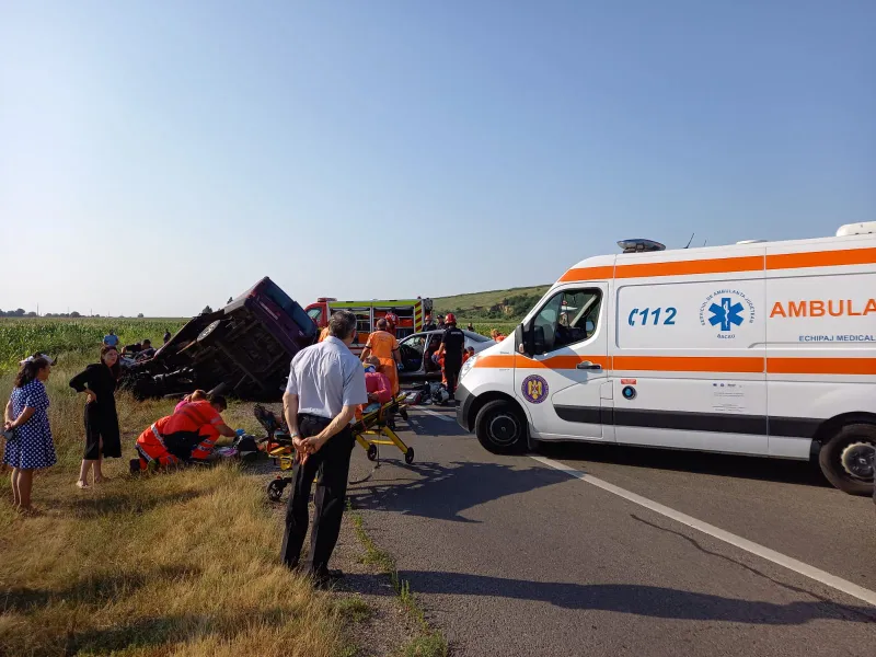 Grav accident, pe DN2, la Răcăciuni, între un autoturism și un microbuz. / Foto: agerpres.ro