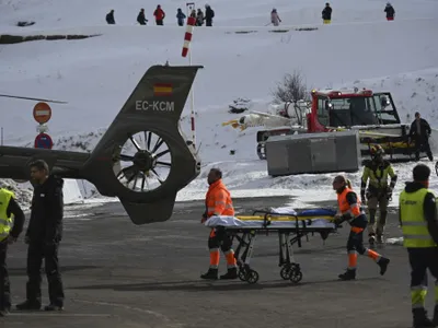 VIDEO S-a prăbuşit un telescaun, este tragedie. Elicopterele transportă răniţii la spitale - Foto: Profimedia Images