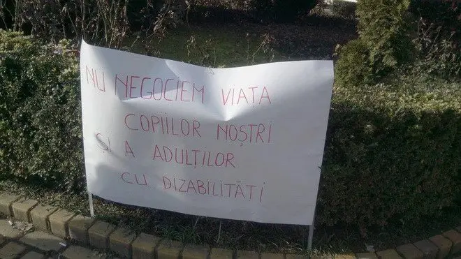 Mesaj de la protestul din București al părinților copiilor cu dizabilități. SURSA: Facebook Mădălina Turza