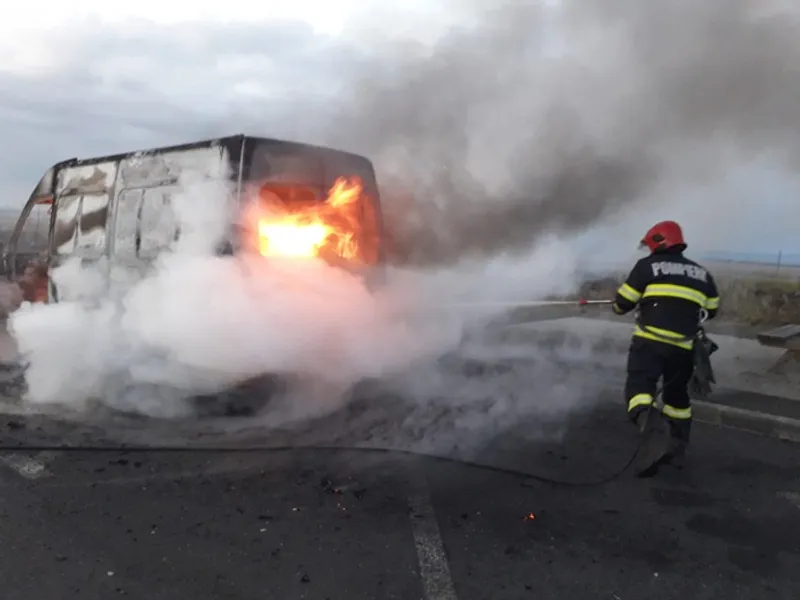 Clipe de groază la Timișoara. Un microbuz în care se aflau opt persoane a luat foc în mers/FOTO: opiniatimisoarei.ro