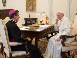 Nunțiul Apostolic Miguel Buendia cu Papa Francisc. Sursa: Vatican News