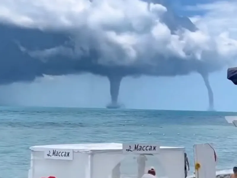 Trombe marine uriașe, cu aspect de tornadă, filmate în largul Mării Negre. / Foto: captură video