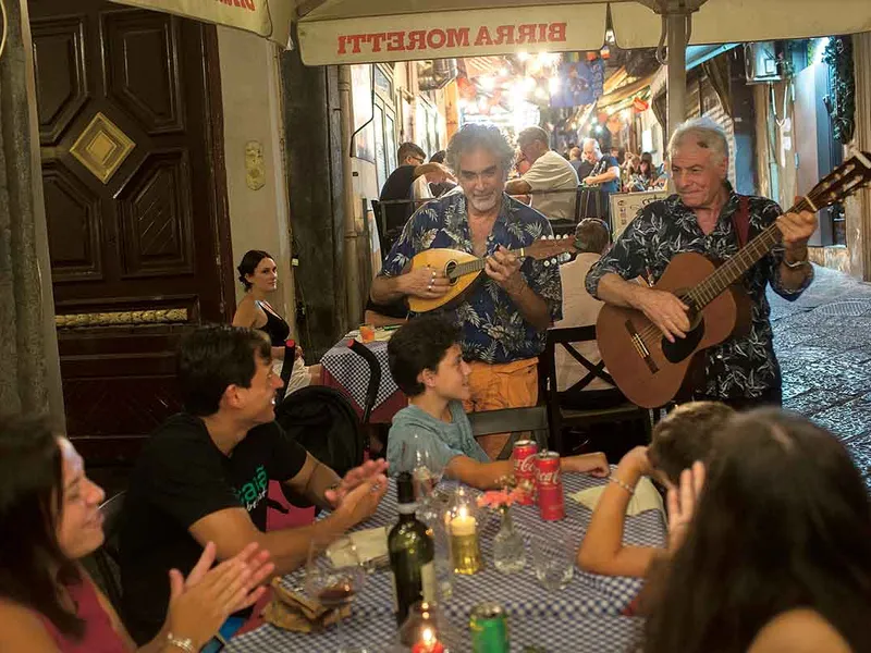 La terasa unui restaurant din Napoli, o formație întreține atmosfera - Foto: Mugur Vărzariu