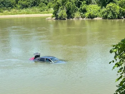 O limuzină Audi A8 a fost găsită plutind pe râul Mureș. / Foto: specialarad.ro