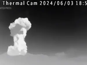 Erupție vulcanică spectaculoasă, în Filipine. Coloană de cenușă de 5 km, plus 43 de cutremure - Foto: captură video