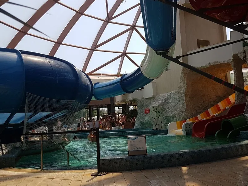 Un pedofil, prins când filma copii pe sub apă la Aquapark Oradea. Părinții l-au văzut ce făcea Foto: emotiidemamica.ro