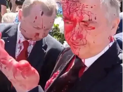 Ambasadorul Rusiei în Polonia, Serghei Andreev, a fost stropit luni cu o substanţă roşie / FOTO: captură video