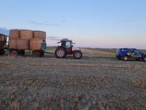 Dacia Duster trage 2 tractoare și 4 remorci cocoșate de baloți de paie. Total: 30 tone. / Foto: captură video