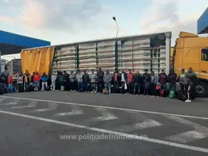 „Surpriză” în Vama Nădlac: 36 de migranți, descoperiți într-un TIR plin cu sicrie. / Foto: politiadefrontiera.ro