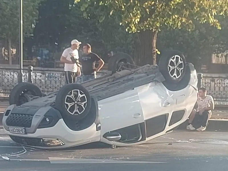 Accident spectaculos, în Piața Unirii din București. Mașina mică răstoarnă Duster-ul „mare” - Foto: Facebook/Dacia Duster Trails & Technical