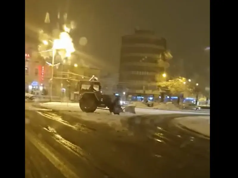 Deszăpezire cu tractoare U-650, în Satu Mare. / Foto: captură video