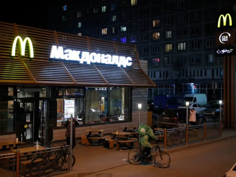 Burger de la McDonald's, scos la vânzare pe internet la 1.500 de lei, în Rusia/FOTO: Twitter