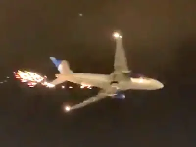 Un avion plin cu pasageri a decolat din New Jersey și a început să se dezintegreze în zbor. / Foto: airlive.net