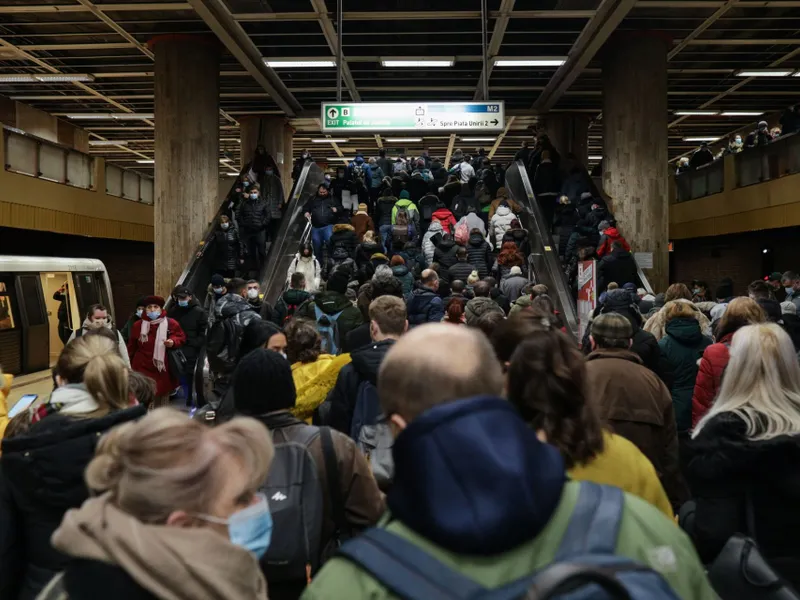 FOTO Trenuri în stație la 3 minute promisiunea Metroex. Realitatea: înghesuială și focare de COVID / INQUAM PHOTOS, Octav Ganea