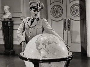 Charlie Chaplin în inegalabilul film „Dictatorul” din 1940 - Foto: Profimedia Images (cu rol ilustrativ)