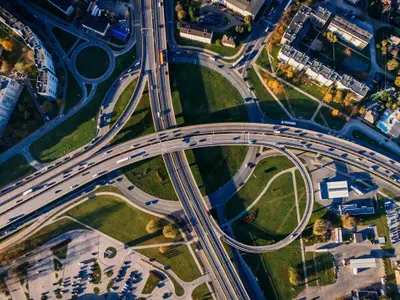 18 români se înghesuie pe un metru de autostradă. Cum e în Ungaria, Bulgaria și Serbia? - Foto: pexels.com/Aleksejs Bergmanis - Imagine cu rol ilustrativ