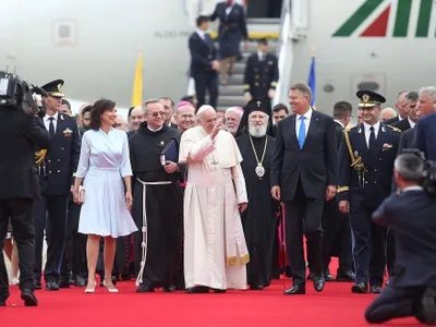 Papa Francisc a fost întâmpinat de Klaus Iohannis pe aeroportul Otopeni Foto: INQUAM/George Călin