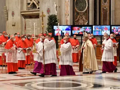 Cardinalii poartă măști de protecție în timpul ceremoniilor religioase/FOTO: Reuters