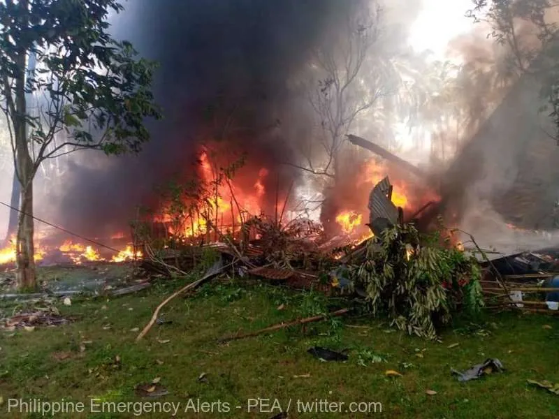 Un avion militar C-130, cu 85 de persoane la bord, s-a prăbuşit pe insula Jolo (Filipine). / Foto: agerpres.ro