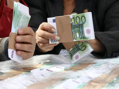 Am cheltuit cu peste 22.000.000.000 € mai mult decât am produs. Deficit de 7% - Foto: Profimedia Images