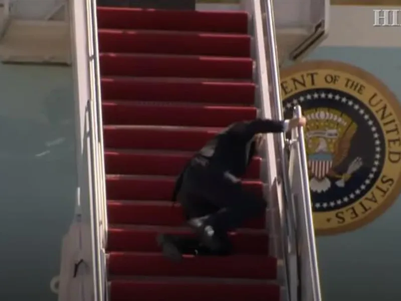 Joe Biden, în genunchi pe scara Air Force One/FOTO: Youtube