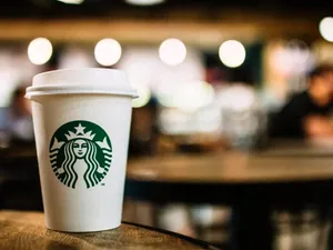 Un livrator a devenit multimilionar după ce s-a fript cu o cafea de la Starbucks. Ce a urmat? - Foto: Profimedia Images (imagine cu rol ilustrativ)