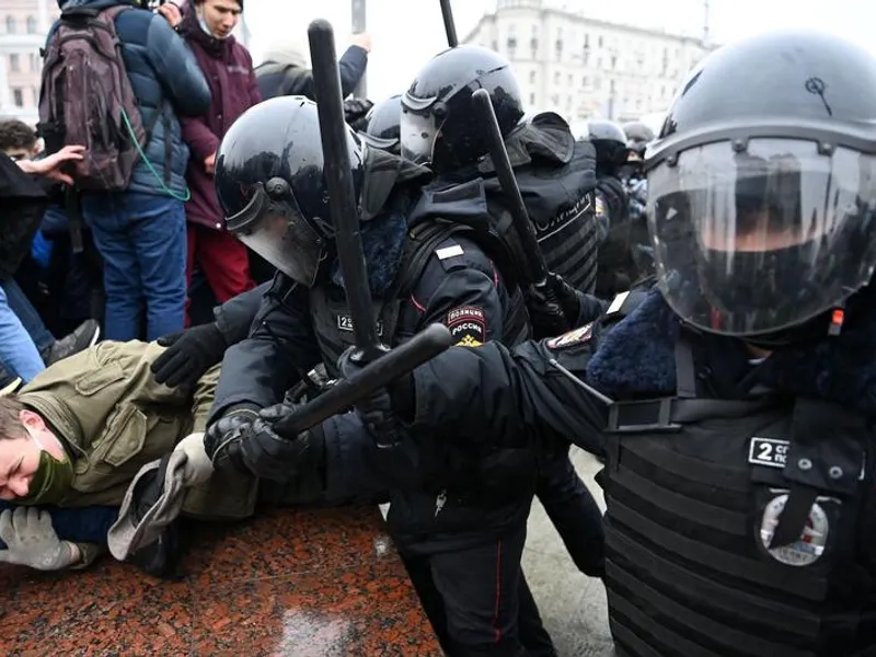 La Moscova, câteva zeci de persoane au sfidat interdicţia de a manifesta şi s-au adunat în apropierea Kremlinului - Foto: Foreign Policy