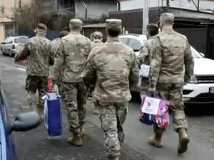 Militarii români și americani din Baza Mihail Kogălniceanu au dat cadouri copiilor din București. Foto Captură TVR