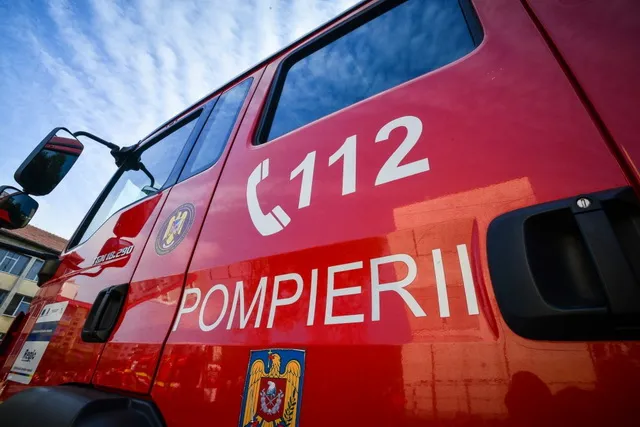 Pompierii intervin pentru stingerea incendiului. FOTO: Facebook