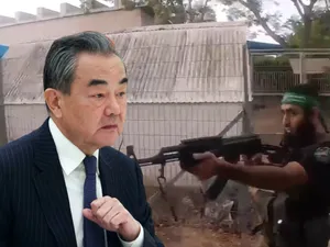 Ministrul chinez de externe, Wang Yi și un terorist Hamas - Foto: Profimedia images