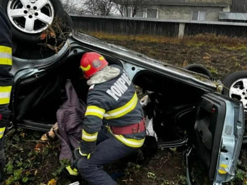 O mașină furată, descoperită răsturnată pe un câmp din Neamț, cu doi bărbați morți înăuntru. / Foto: Info Trafic 24