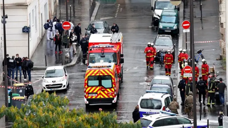 Imagine de la atacul din fața fostului sediu al Charlie Hebdo. Sursa foto: BBC via Reuters