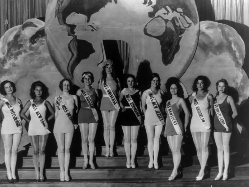 Miss România 1930, a șasea de la stânga la dreapta, pe podiumul de la Miss Universe din acel an - Foto: Arhiva de la