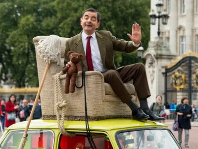 Sir Rowan Atkinson, actorul care îl interpretează pe celebrul Mr Bean, este inginer electrician și electronist la bază și un mare pasionat de automobile - Foto: Profimedia Images