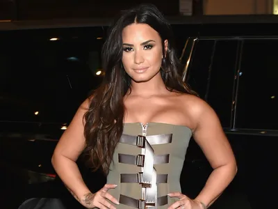 Cântăreaţa americană Demi Lovato a dezvăluit într-un documentar că a fost violată în adolescenţă când filma pentru Disney Channel. / Foto: teenvogue.com