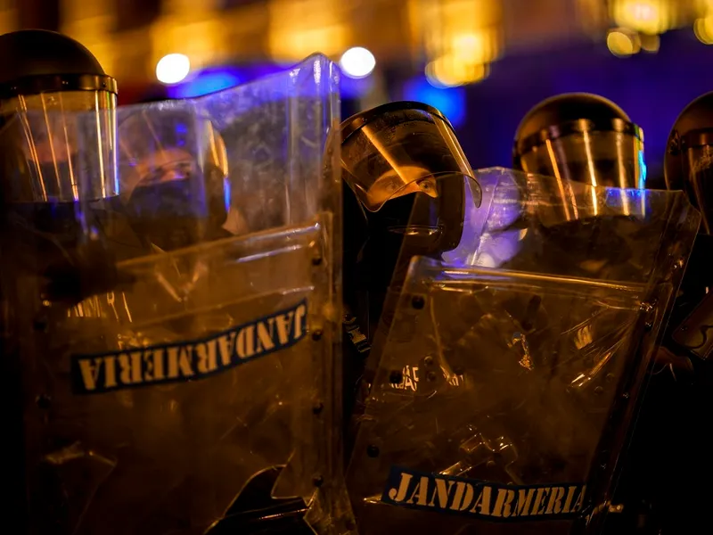 13 jandarmi, răniți la protestul pro-Georgescu după invalidarea candidaturii. Patru sunt la spital - Foto: Profimedia Images