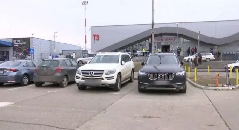 Zeci de mașini din Ucraina, „abandonate” în parcarea Aeroportului Iași/FOTO: ziaruldeiasi.ro