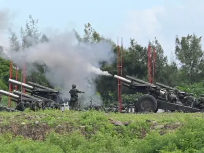 Soldați taiwanezi exersează trageri cu obuziere Howitzer. / Foto: Profimedia