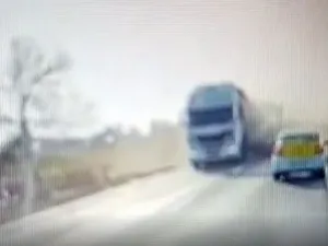 Incident șocant în Teleorman: 2 șoferi de tir, ar fi strivit intenționat un bătrân dintr-o dubă. Captură video