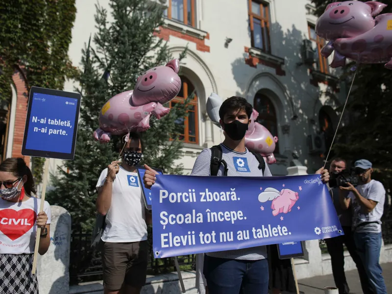 Protest al elevilor în fața Ministerului Educației, pentru că autoritățile n-au asigurat tabletele promise elevilor la începutul anului școlar. Sursa: Inquam Photos - Octav Ganea