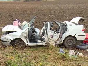 DAUNĂ TOTALĂ. În urma accidentului, autoturismul s-a transformat într-un morman de fiare pe care salvatorii ajunşi la faţa locului au trebuit să le taie ca să extragă victimele încarcerate - Foto: Ebihoreanul