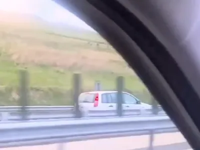 VIDEO Un șofer a fost filmat în timp ce conduce pe contrasens pe autostrada A10. Poliția îl caută - Foto: Captură video