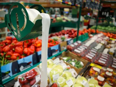 Un mare supermarket limitează cumpărăturile la roșii, castraveți și ardei. Câte 3 bucăți de client - FOTO: Profimedia Images