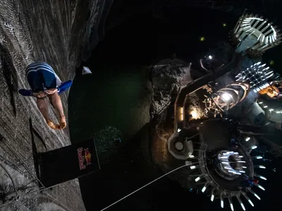 Constantin Popovici sare în lacul din Salina Turda de la 27 de metri înălțime / Foto: Joerg Mitter / Red Bull