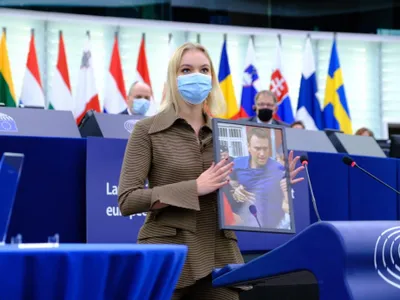 Fiica disidentului Aleksei Navalnîi, Daria Navalnaia, a primit premiul Saharov în locul tatăului său. / Foto: EPP Group in the European Parliament, Facebook